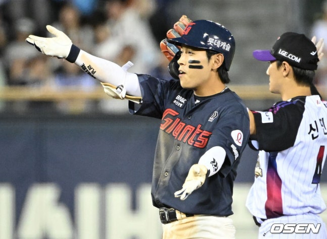 황성빈(왼쪽). /사진=OSEN