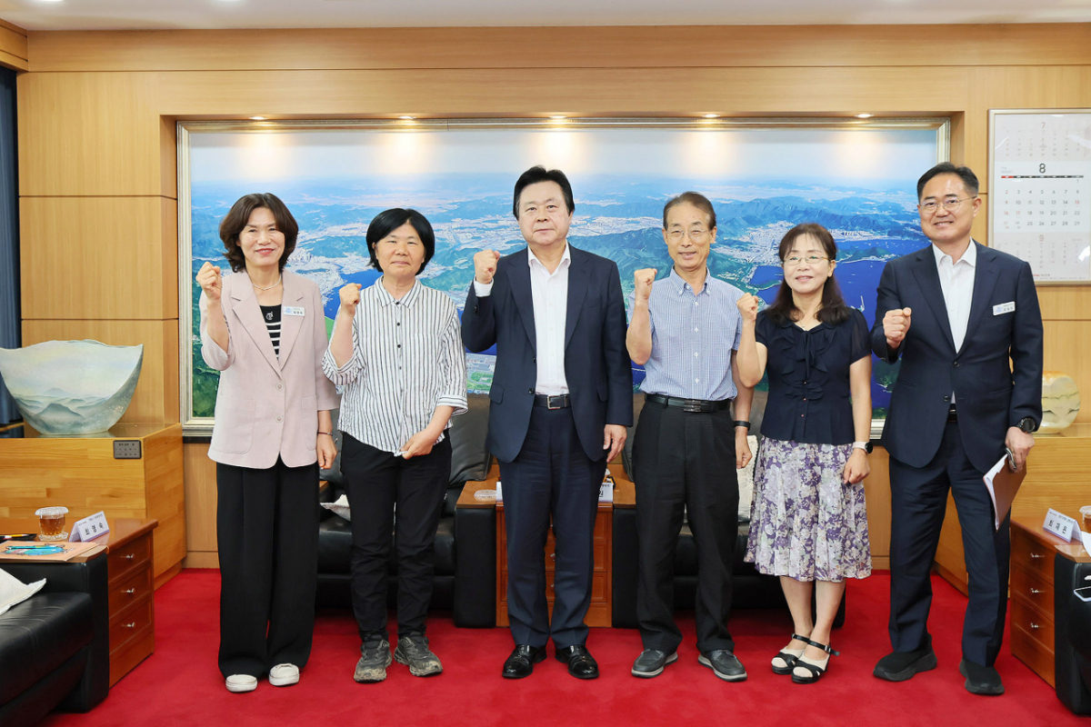 강기윤 창원특례시장(왼쪽에서 3번째)이 박종권 창원기후행동 고문(왼쪽에서 4번째), 임희자 마창진환경운동연합 공동의장(왼쪽에서 2번째), 최재은 창원기후행동 집행위원장(왼쪽에서 5번째)과 환경·에너지 관련 간담회 후 기념촬영을 하고 있다./사진제공=창원특례시