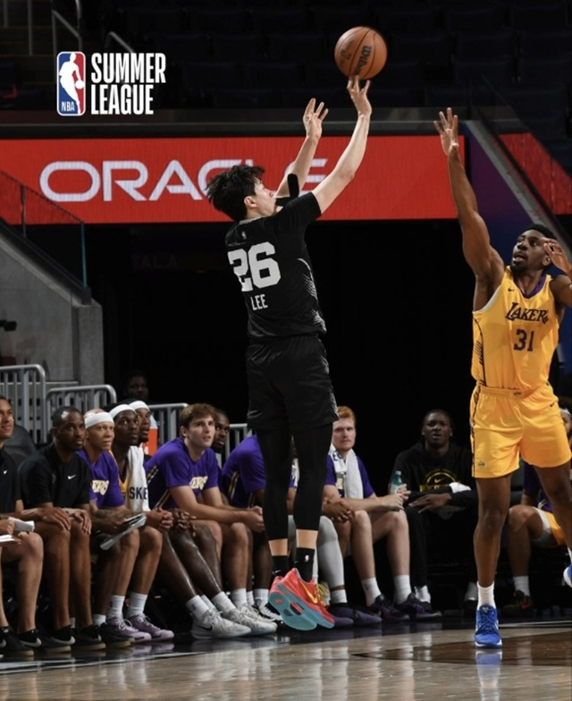이현중(왼쪽). /사진=NBA 코리아 SNS