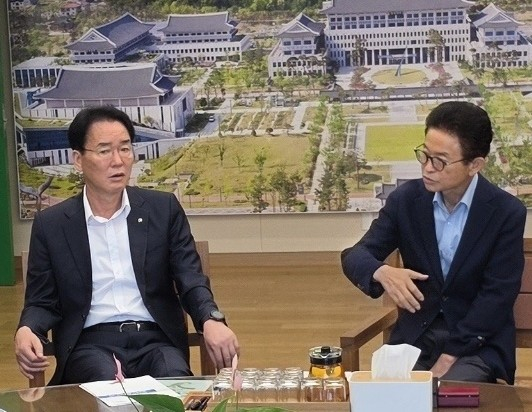 황병직 영주시장(왼쪽)이 경북도를 찾아 이철우 도지사에게 영주시 미래 핵심사업 지원에 대한 건의를 하고 있다./사진제공=영주시