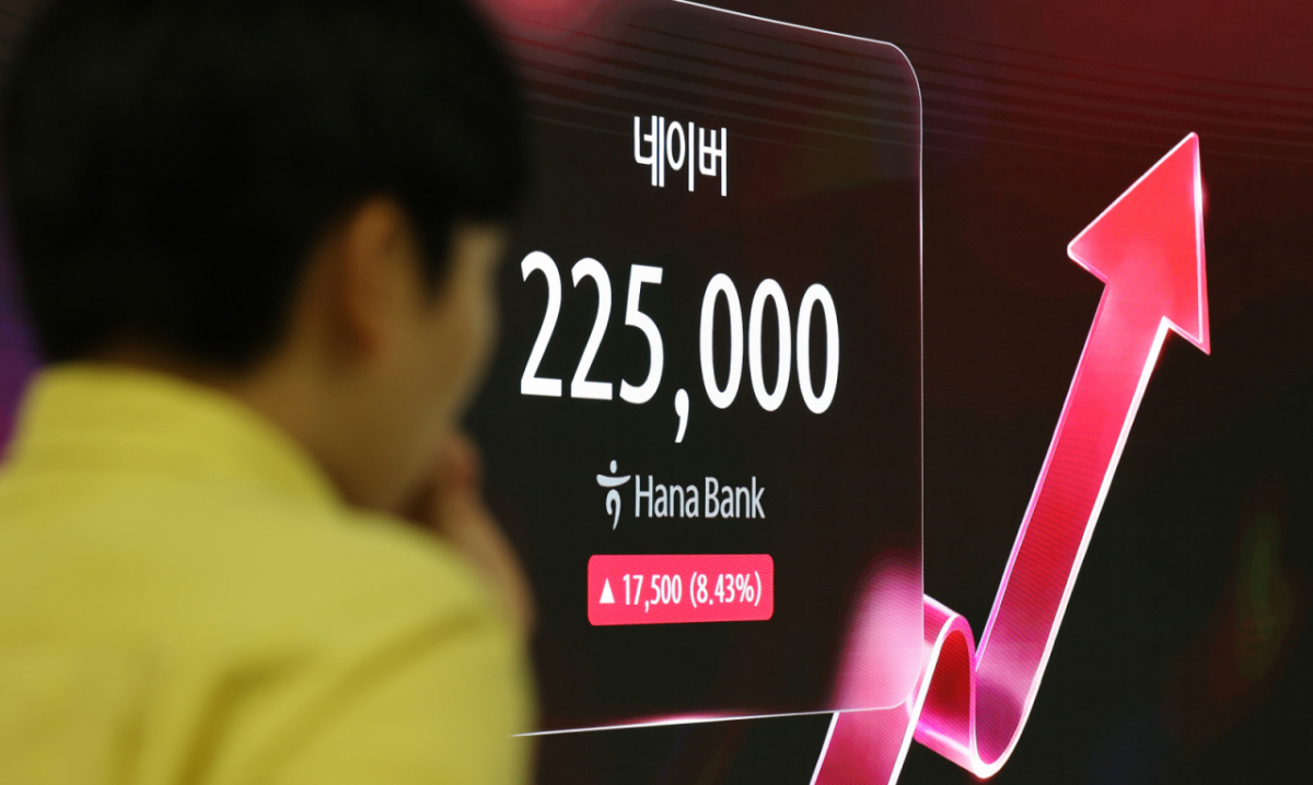 27일 서울 중구 하나은행 딜링룸 전광판에 네이버 주가가 표시되고 있다. /사진=뉴스1