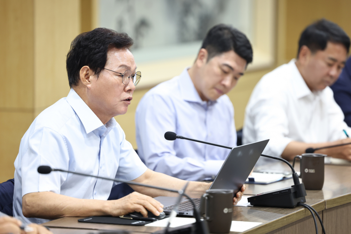 박완수 경남도지사(왼쪽)가 10일 확대간부회의를 하고 있다./사진제공=경남도