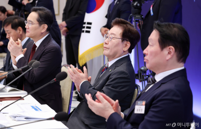 이재명 대통령과 이재용 삼성전자 회장, 최태원 SK 회장이 29일 청와대 영빈관에서 열린 ‘대한민국 대도약 3대 메가프로젝트 국민보고회’에서 정책 발표를 들으며 박수를 치고 있다. /사진=뉴시스