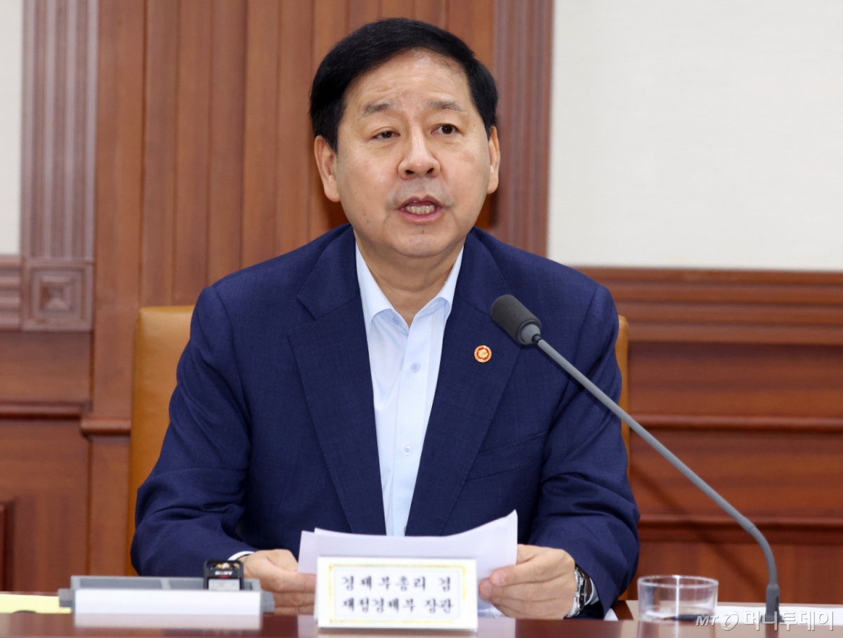 구윤철 경제부총리 겸 재정경제부 장관이 6일 오전 서울 종로구 세종대로 정부서울청사에서 열린 비상경제본부 희의 겸 경제·구조혁신 관계장관회의에서 모두 발언을 하고 있다. 2026.8.6/뉴스1 Copyright © 뉴스1. All rights reserved. 무단 전재 및 재배포, AI학습 이용 금지. /사진=(서울=뉴스1)