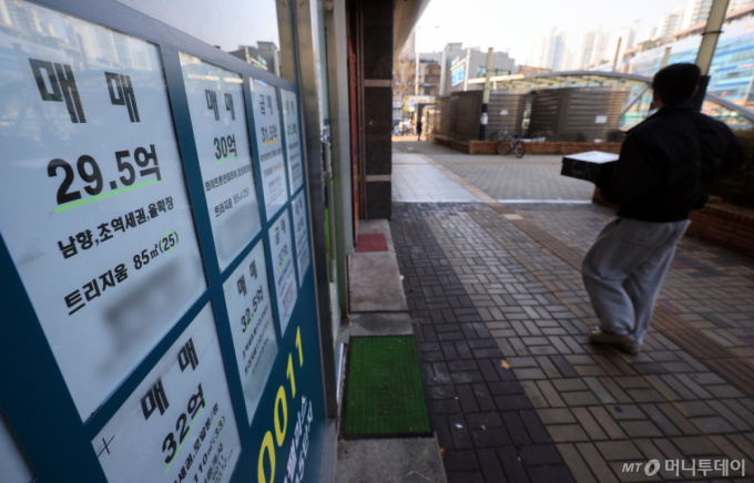 (서울=뉴스1) 김진환 기자 = 사진은 7일 서울 송파구의 한 부동산에 인근 아파트 월세·전세·매매 매물 안내문이 붙어 있다. 2025.12.7/뉴스1 Copyright (C) 뉴스1. All rights reserved. 무단 전재 및 재배포, AI학습 이용 금지. /사진=(서울=뉴스1) 김진환 기자