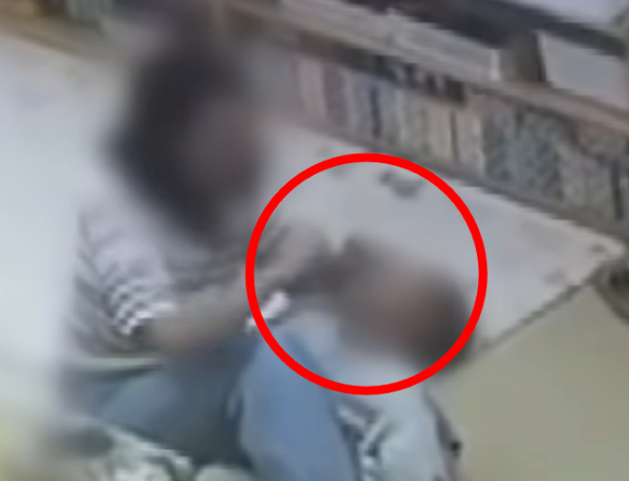 경북 성주 한 공립 어린이집 교사가 세 살 아동을 학대한 혐의로 검찰에 송치됐다. /사진=JTBC '사건반장'