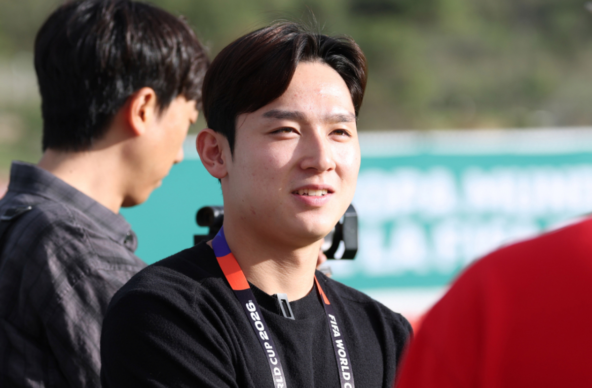 멕시코 대표팀이 2026 북중미월드컵 A조 예선 한국-멕시코전을 하루 앞둔 17일 멕시코 과달라하라 시포판 스포츠아레나에서 훈련을 진행했다. 양민혁(코벤트리 시티 FC)이 멕시코 훈련장을 찾아 한국 취재진과 인터뷰하고 있다. /사진=김진경 kim.jinkyung@