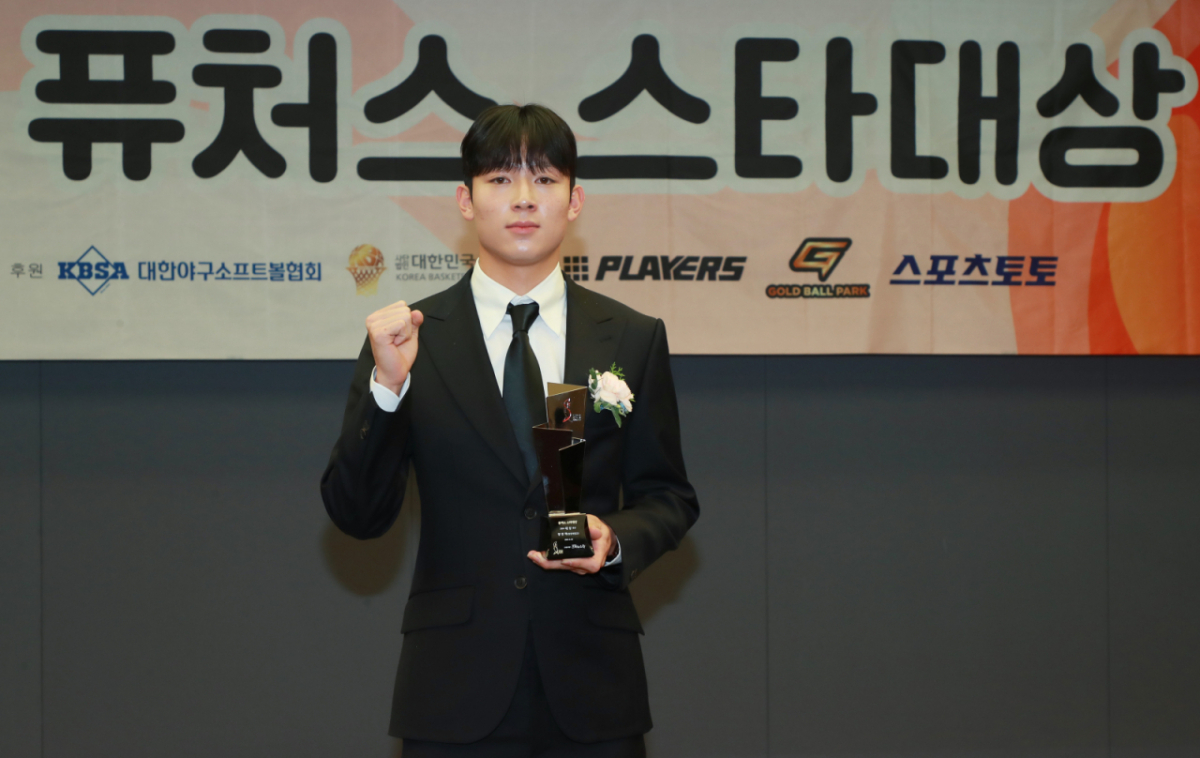 25일 오후 서울 프레스센터에서 진행된 2024 퓨처스 스타대상 시상식(주최 스타뉴스)에서 축구부문 대상을 수상한 양민혁이 포즈를 취하고 있다. ‘퓨처스 스타대상’은 한국 스포츠 발전과 아마추어 체육 활성화에 기여하고자 제정됐다. /2024.11.25 /사진=이동훈 photoguy@