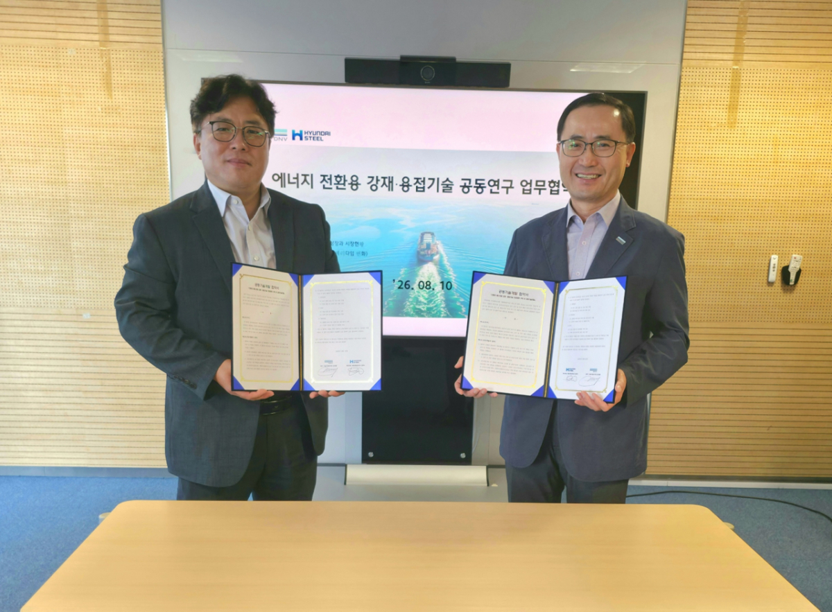 현대제철-DNV 임원들이 미래 에너지용 강재·용접기술 인증체계 구축 및 공동기술개발 업무협약식 기념 촬영을 하고 있다 /사진제공=현대제철