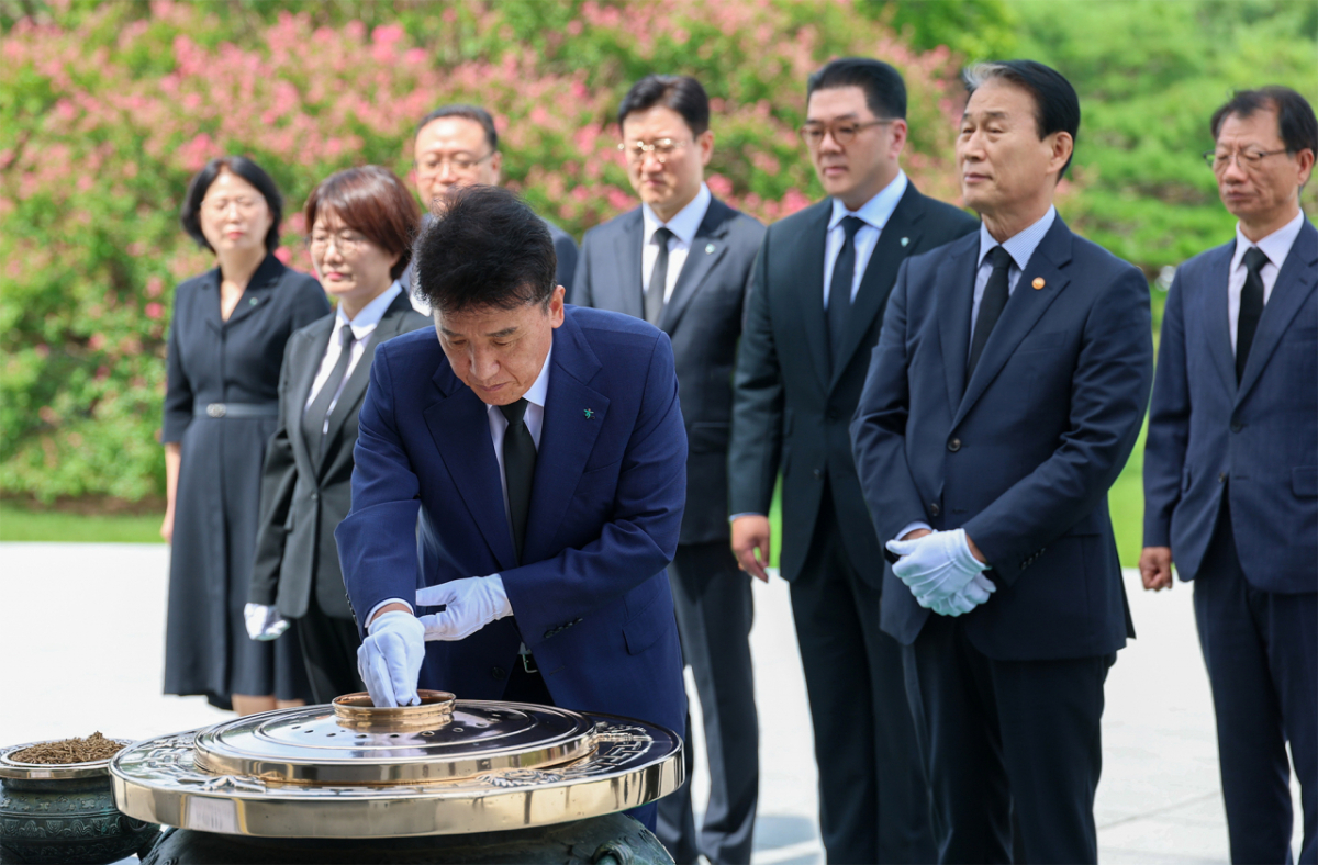 함영주 하나금융그룹 회장이 서울 동작구 국립서울현충원에서 국가보훈부와 ‘국립묘지 묘역 및 참배환경 개선을 위한 업무협약을 체결한 후 현충탑에서 참배를 하고 있다./사진=하나금융그룹