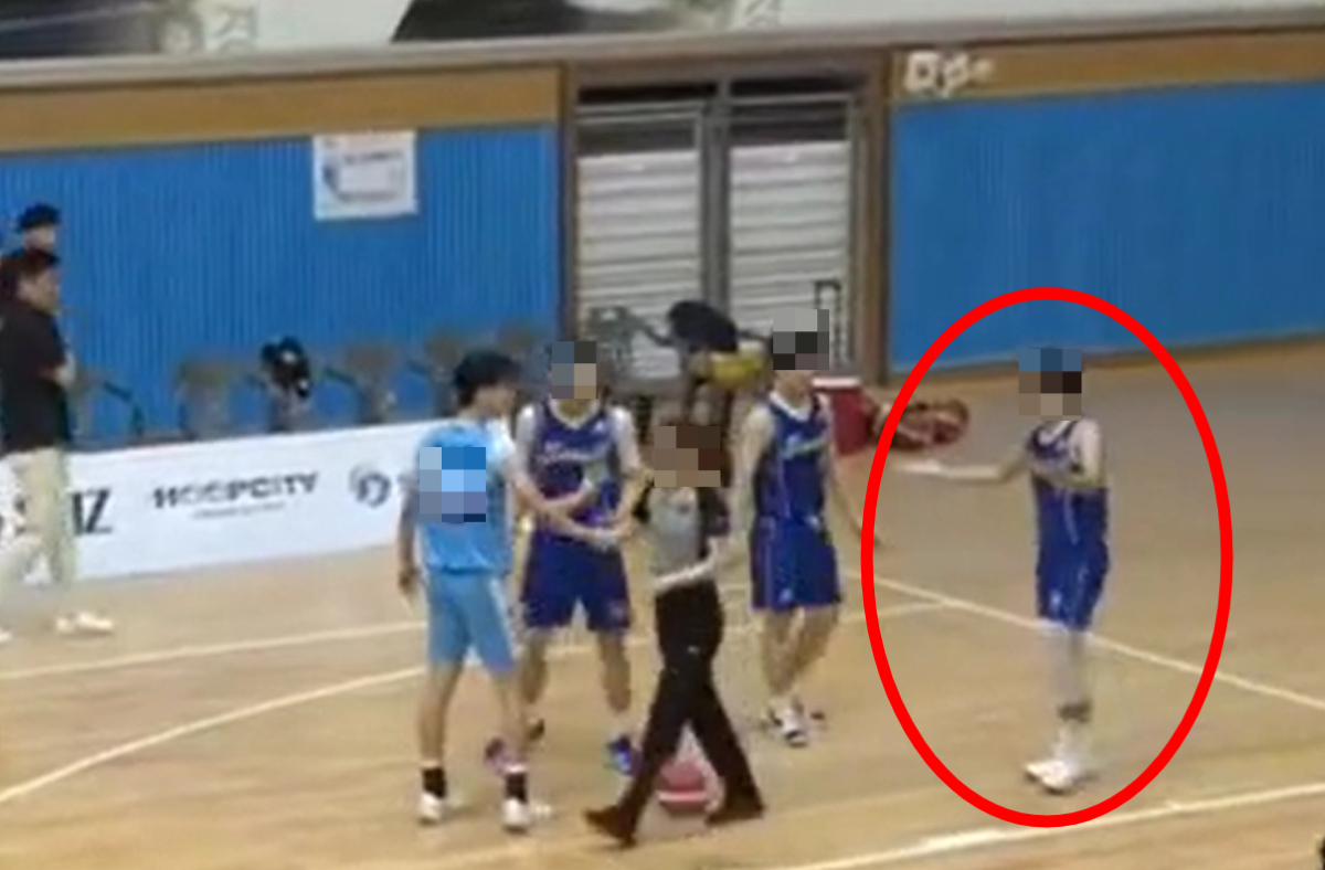 1년 전 중학교 농구 대회에서 경기 중 한 선수가 상대 선수 얼굴을 주먹으로 가격하는 사건이 발생했다. 가해 학생은 억울한 듯 두손을 들어올리며 항의했다./사진=유튜브 갈무리