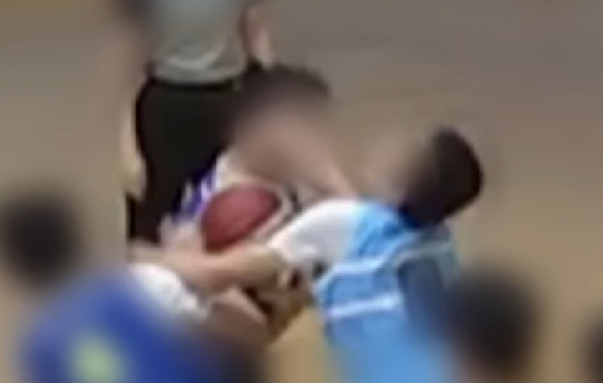 1년 전 중학교 농구 대회에서 경기 중 한 선수가 상대 선수 얼굴을 주먹으로 가격하는 사건이 발생했다/사진=유튜브 갈무리