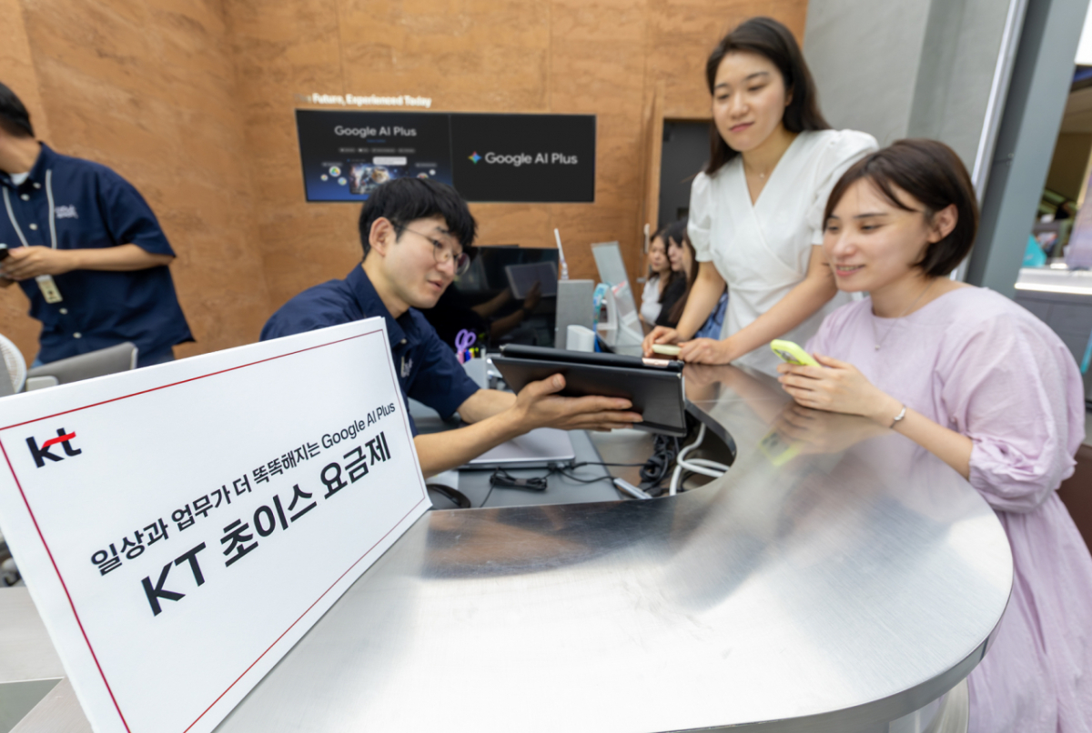 KT 모델들이 신규 초이스 라인업을 소개하고 있다./사진 제공=KT