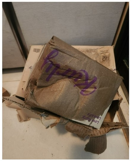 컬리 택배 포장재에 포함된 냉매가 녹아 박스가 젖어 있는 모습. /사진제공=온라인커뮤니티