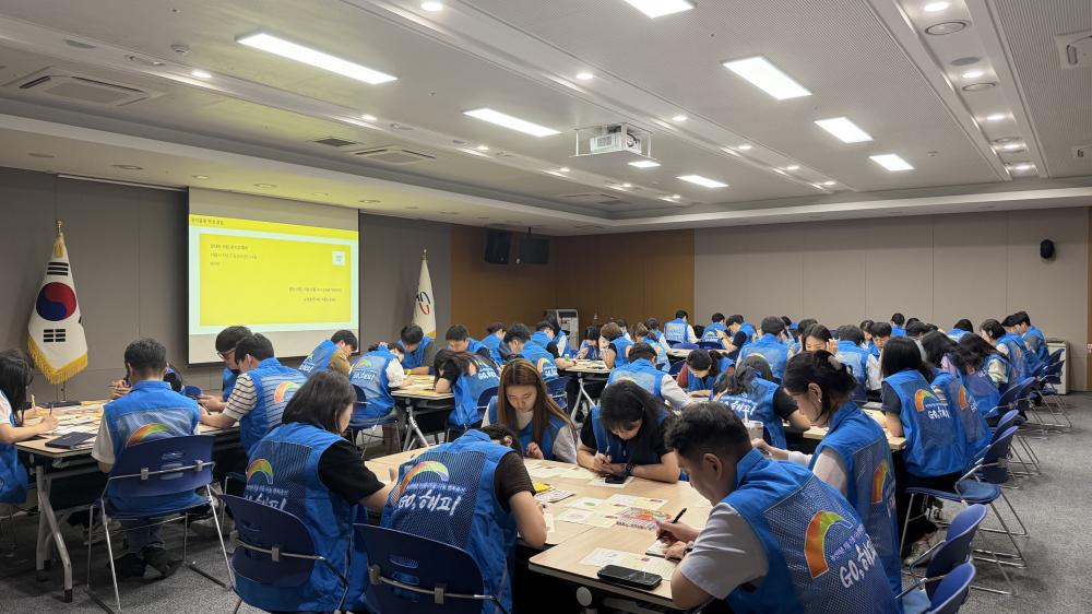 '임직원 손편지 답장 봉사활동'에 참여한 한국농어촌공사 임직원이 보육시설 아동의 고민에 손편지로 답장하고 있다. /사진제공=농어촌공사