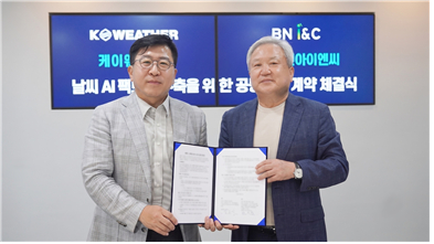 김동식 케이웨더 대표이사(왼쪽)와 연광흠 비엔아이엔씨 대표이사가 계약 체결 후 기념사진을 촬영하고 있다 (출처: 케이웨더)