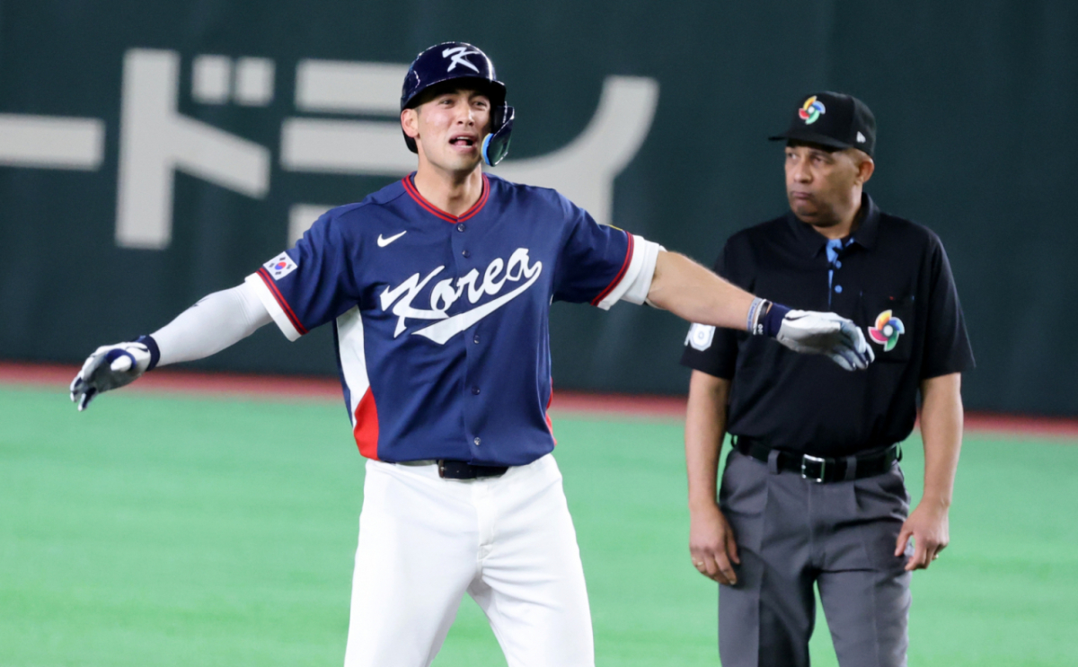 셰이 위트컴이 3월 9일 도쿄돔에서 열린 2026 WBC 도쿄POOL 호주전에서 8회초 대타로 나서 2루타를 날리고 세리머니를 하고 있다. /사진=강영조 선임기자