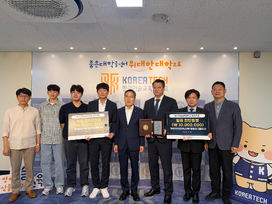 황장선 파워오토로보틱스 대표(사진 오른쪽 3번째), 유길상 한국기술교육대학교 총장(사진 오른쪽 4번째) 및 관계자들이 전달식에서 기념사진을 찍고 있다/사진제공=파워오토로보틱스