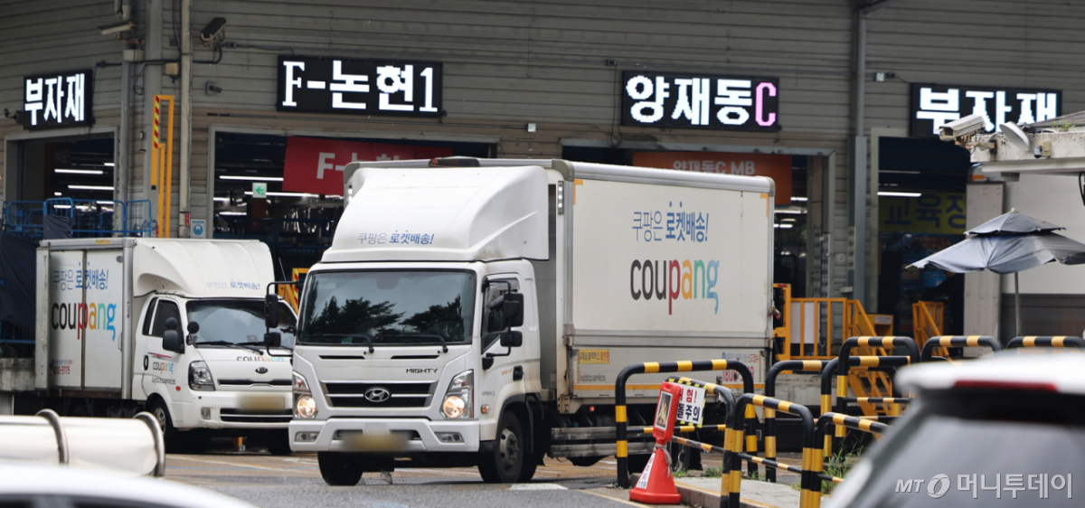20일 서울 시내 한 쿠팡 캠프에서 배송 차량이 드나들고 있다. /사진제공=뉴시스