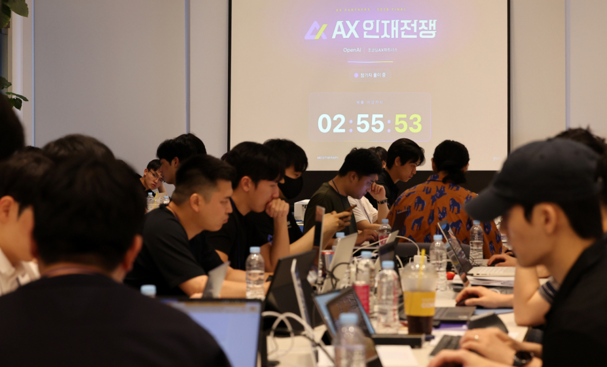 지난달 18일 서울 영등포구 워크모어 여의도당산역점에서 열린 서바이벌 해커톤 'AX 인재전쟁'에서 참가자들이 경연을 펼치고 있다./사진=뉴스1.
