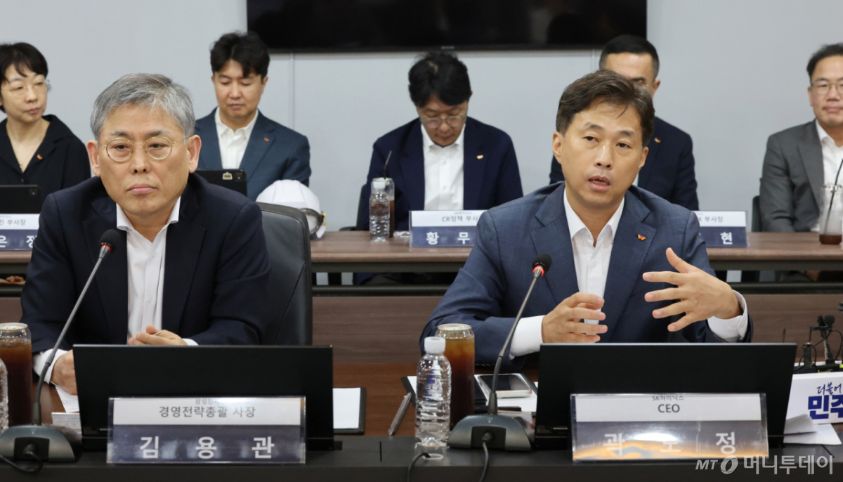 (용인=뉴스1) 국회사진기자단 = 곽노정 SK하이닉스 CEO가 11일 오후 경기 용인 일반산단 및 국가산단에서 열린 더불어민주당 3대 메가프로젝트 지원 특별위원회 현장 간담회에서 인사말을 하고 있다. 2026.8.11/뉴스1 Copyright © 뉴스1. All rights reserved. 무단 전재 및 재배포, AI학습 이용 금지. /사진=(용인=뉴스1) 국회사진기자단