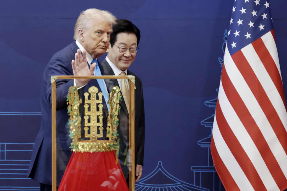도널드 트럼프 대통령이 29일 경북 경주박물관에서 이재명 대통령에게 선물받은 '천마총 금관 모형'을 지나며 인사하고 있다. / 사진 = 뉴시스