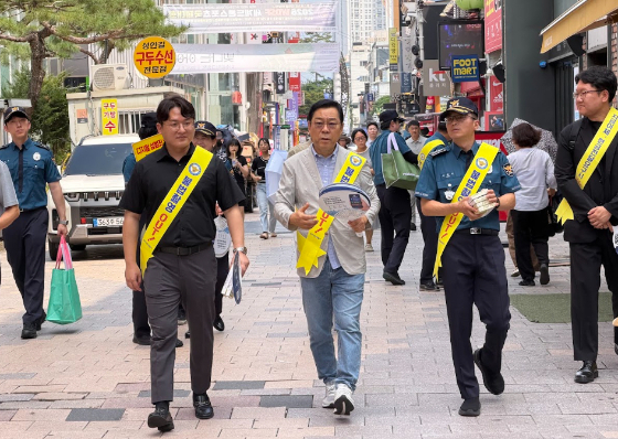 (사진 왼쪽부터) 손동현 에스프레스토 대표, 홍경표 상안길상인회장, 전귀성 청주상당경찰서장이 가두행진 캠페인을 진행 중이다/사진제공=에스프레스토