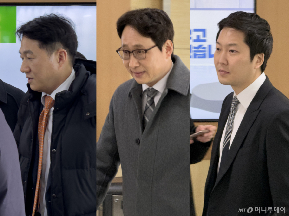 오경석 업비트 대표(왼쪽부터), 이재원 빗썸 대표, 차명훈 코인원 공동대표가 23일 오전 정부서울청사에서 금융위원회 주최 비공개 간담회를 마친 뒤 청사를 나서고 있다. 이날 간담회는 국내 가상자산거래소 5사(업비트·빗썸·코빗·코인원·고팍스)와 디지털자산거래소 공동협의체(DAXA) 임원진이 참석했다. /사진=성시호