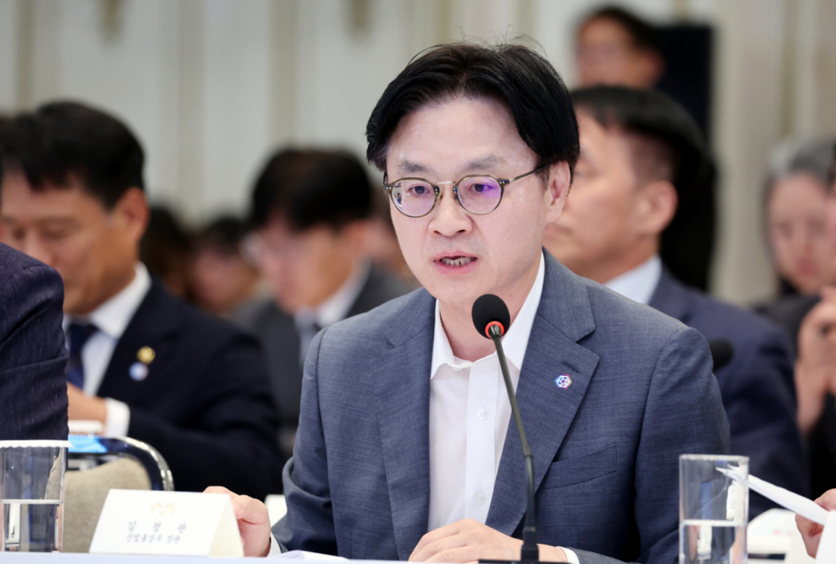 김정관 산업통상부 장관이 4일 청와대 영빈관에서 열린 산업부, 지재처, 기후부, 원안위 등에 대한 부처 업무보고에서 보고를 하고 있다. /사진=청와대통신사진기자단