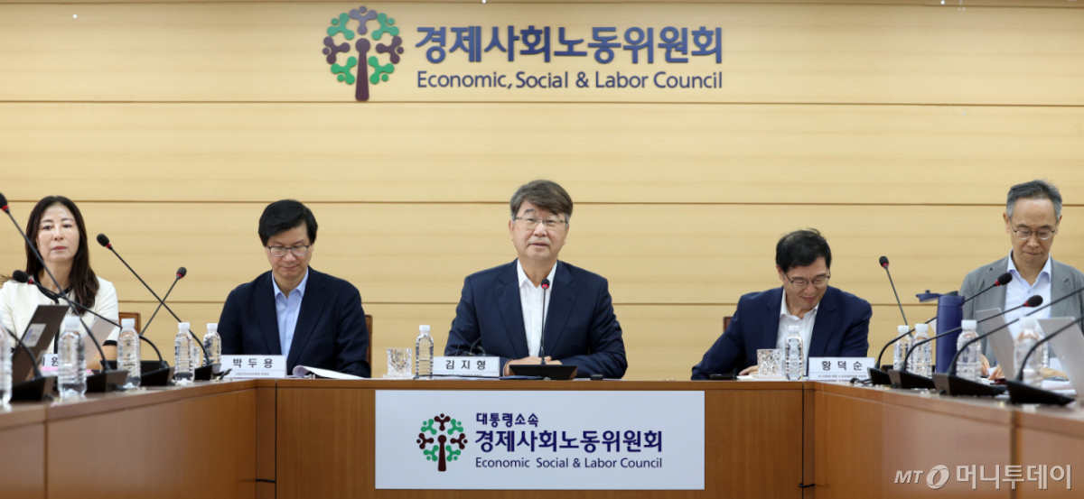 김지형 경제사회노동위원회 위원장이 11일 서울 종로구 경제사회노동위원회 대회의실에서 인구구조 변화와 일자리 공론화 특위 운영 현황 및 계획 등과 관련해 기자간담회를 하고 있다. 왼쪽부터 권혜원 청년 일자리 희망 위원회 위원장, 박두용 산업안전보건위원회 위원장, 김 위원장, 황덕순 AI 전환에 따른 노사상생위원회 위원장, 조성재 노사관계제도발전위원회 위원장. /사진=뉴시스