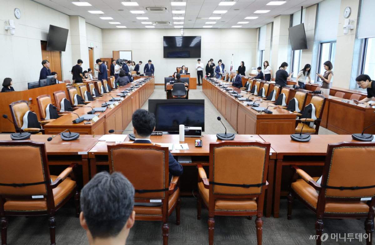 [서울=뉴시스] 최진석 기자 = 10일 여의도 국회에서 기후위기특별위원회 탄소중립기본법심사소위원회가 열리고 있다. 2026.08.10. myjs@newsis.com /사진=최진석