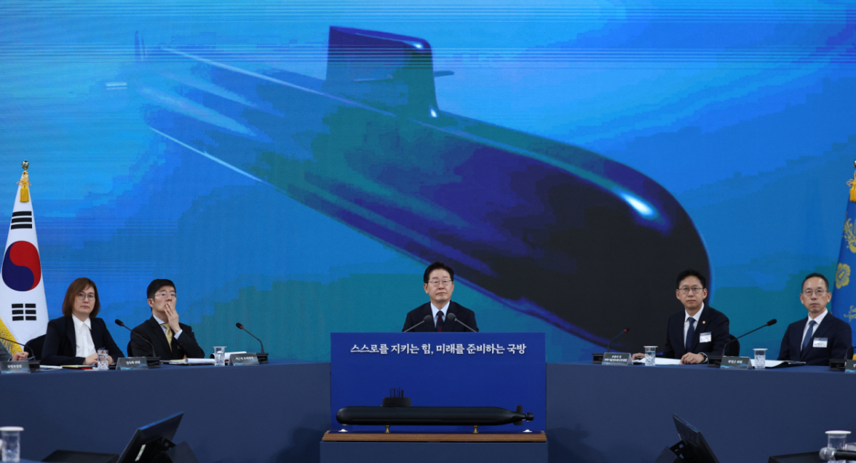 (창원=뉴스1) 이재명 기자 = 이재명 대통령이 26일 경남 창원시 진해구에서 열린 제1회 미래국방전략위원회에서 핵추진잠수함 기본계획 발표를 듣고 있다. (청와대통신사진기자단) 2026.5.26/뉴스1 Copyright © 뉴스1. All rights reserved. 무단 전재 및 재배포, AI학습 이용 금지. /사진=(창원=뉴스1) 이재명 기자