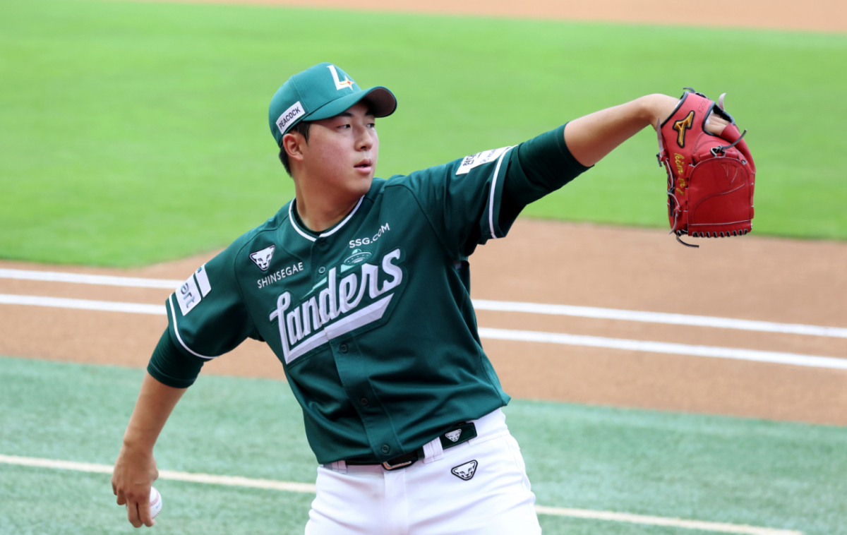 랜더스 우완투수 김민준이 지난달 17일 인천랜더스필드에서 열리는 '2026 SOL KBO리그 SSG랜더스와 KIA타이거즈의 경기에서 선발로 등판준비를 하고 있다. 2026.07.17. /사진=강영조 선임기자