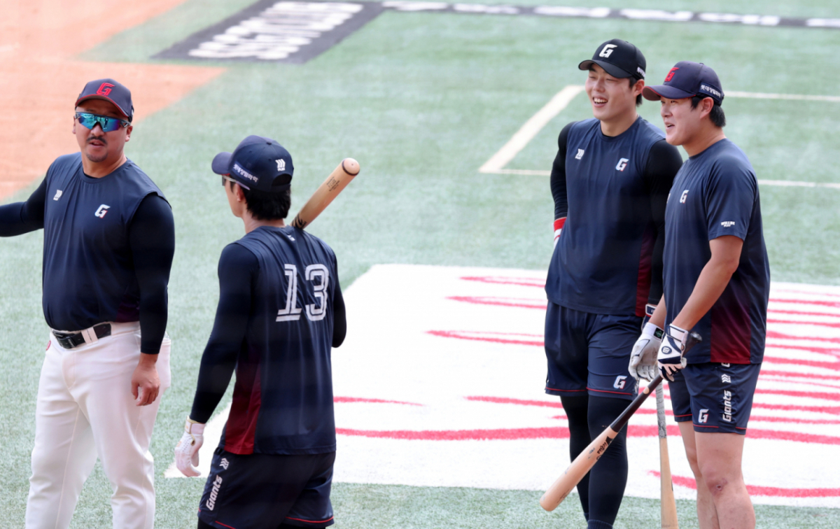 롯데 구승민이 지난 6월 16일 인천SSG랜더스필드에서 열리는 2026KBO리그 SSG랜더스와 롯데자이언츠 경기를 앞두고 훈련중인 나승엽과 이야기를 나누고 있다. 2026.06.16. /사진=강영조 선임기자