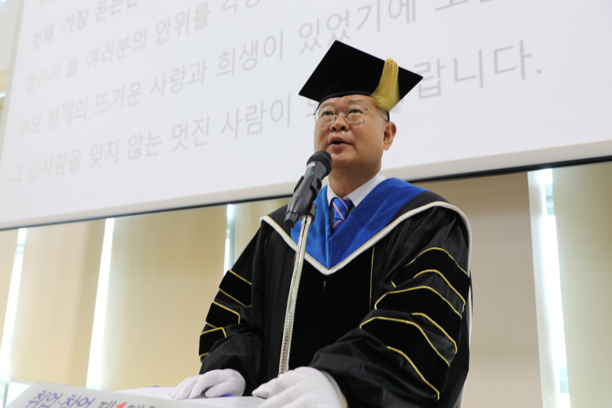 박용석 총장이 '2025학년도 후기 외국인 유학생 학위수여식'에서 졸업식사하고 있다./사진제공=충북보건과학대