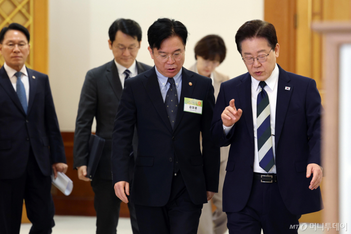 이재명 대통령과 김영훈 고용노동부 장관이 10일 청와대에서 열린 민주노총 초청 간담회에 입장하며 대화하고 있다. 2026.04.10. /사진=뉴시스