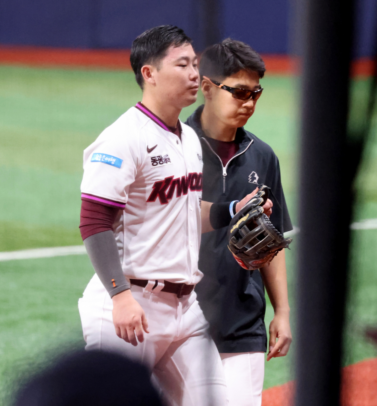 키움 좌익수 히우라가 23일 고척스카이돔에서 열리는 2026KBO리그 키움히어로즈와 삼성라이온즈 경기 10회초 2사 2루 구자욱의 타구를 호수비로 잡아낸 후 부상으로 교체되고 있다.. 2026.07.23. /사진=강영조 cameratalks@