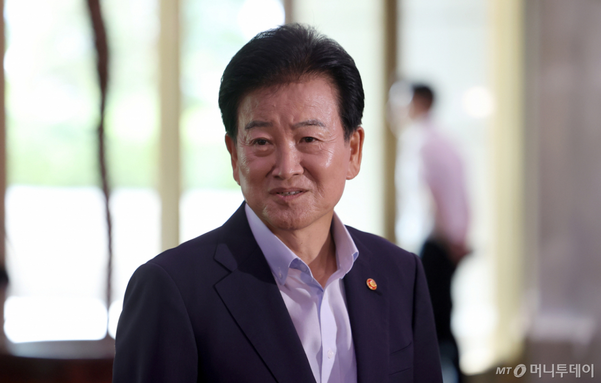 [서울=뉴시스] 김선웅 기자 = 정동영 통일부 장관이 6일 서울 종로구 정부서울청사로 등청하며 취재진 질문에 답변하고 있다. 2026.08.06. mangusta@newsis.com /사진=김선웅