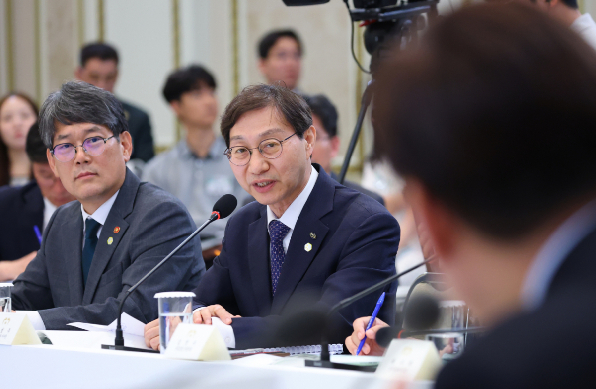 (서울=뉴스1) 이재명 기자 = 김성주 국민연금공단 이사장이 16일 청와대 영빈관에서 열린 보건복지부, 식품의약품안전처, 성평등가족부, 국민권익위원회 2차 업무보고에서 발언을 하고 있다. (청와대통신사진기자단) 2026.7.16/뉴스1 Copyright © 뉴스1. All rights reserved. 무단 전재 및 재배포, AI학습 이용 금지. /사진=(서울=뉴스1) 이재명 기자