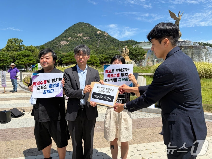 11일 오전 서울 종로구 청와대 사랑채에서 시민사회·인권단체들이 교정시설의 폭염 수용에 대한 대책을 즉각 실시하라고 촉구하는 기자회견을 열었다. /사진=뉴스1