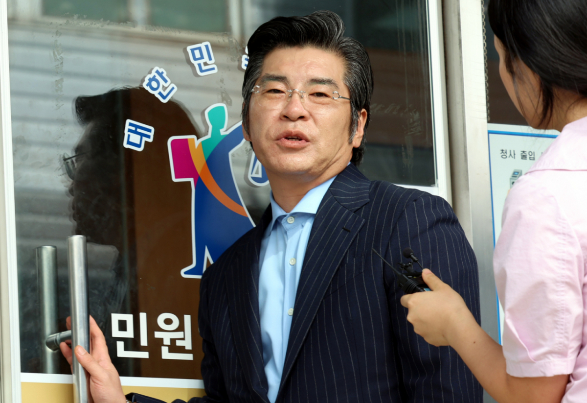 김용위 놀부 대표이사가 11일 오후 서울 서초구 서울회생법원에서 열린 한식 프랜차이즈 '놀부'의 기업회생절차 개시 신청에 따른 대표자 심문기일에 출석하며 취재진 질문에 답변하고 있다. /사진=뉴시스