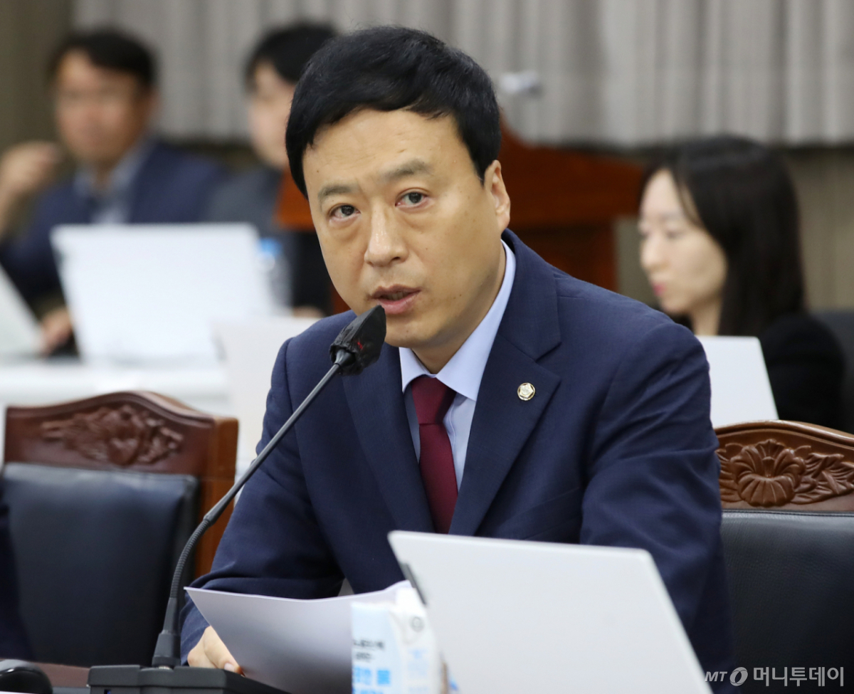 (창원=뉴스1) 윤일지 기자 = 정성국 국민의힘 의원이 23일 경남 창원 성산구 경남교육청에서 열린 국회 교육위원회의 경상국립대, 부산대, 경상국립대병원, 부산대병원, 부산대치과병원에 대한 국정감사에서 질의하고 있다. 2025.10.23/뉴스1 Copyright © 뉴스1. All rights reserved. 무단 전재 및 재배포, AI학습 이용 금지. /사진=(창원=뉴스1) 윤일지 기자