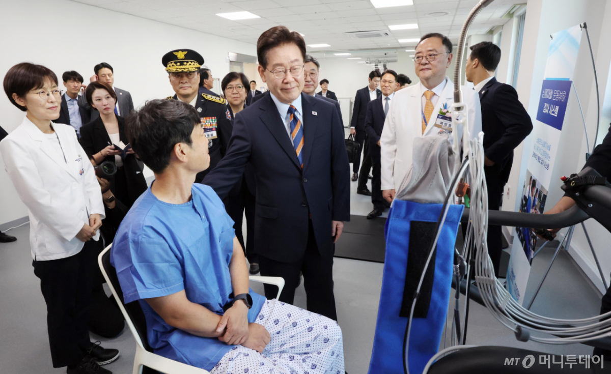 [음성=뉴시스] 조성봉 기자 = 이재명 대통령이 11일 충북 음성군 국립소방병원 심폐재활검사시스템실에서 치료중인 소방관을 위로하고 있다. 2026.08.11. suncho21@newsis.com /사진=류현주