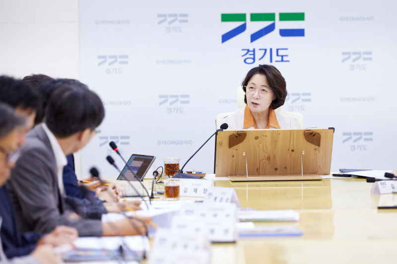 11일 경기도청 북부청사 상황실에서 열린 실국 업무보고에서 추미애 경기도지사가 보고를 받고 있다./사진제공=경기도