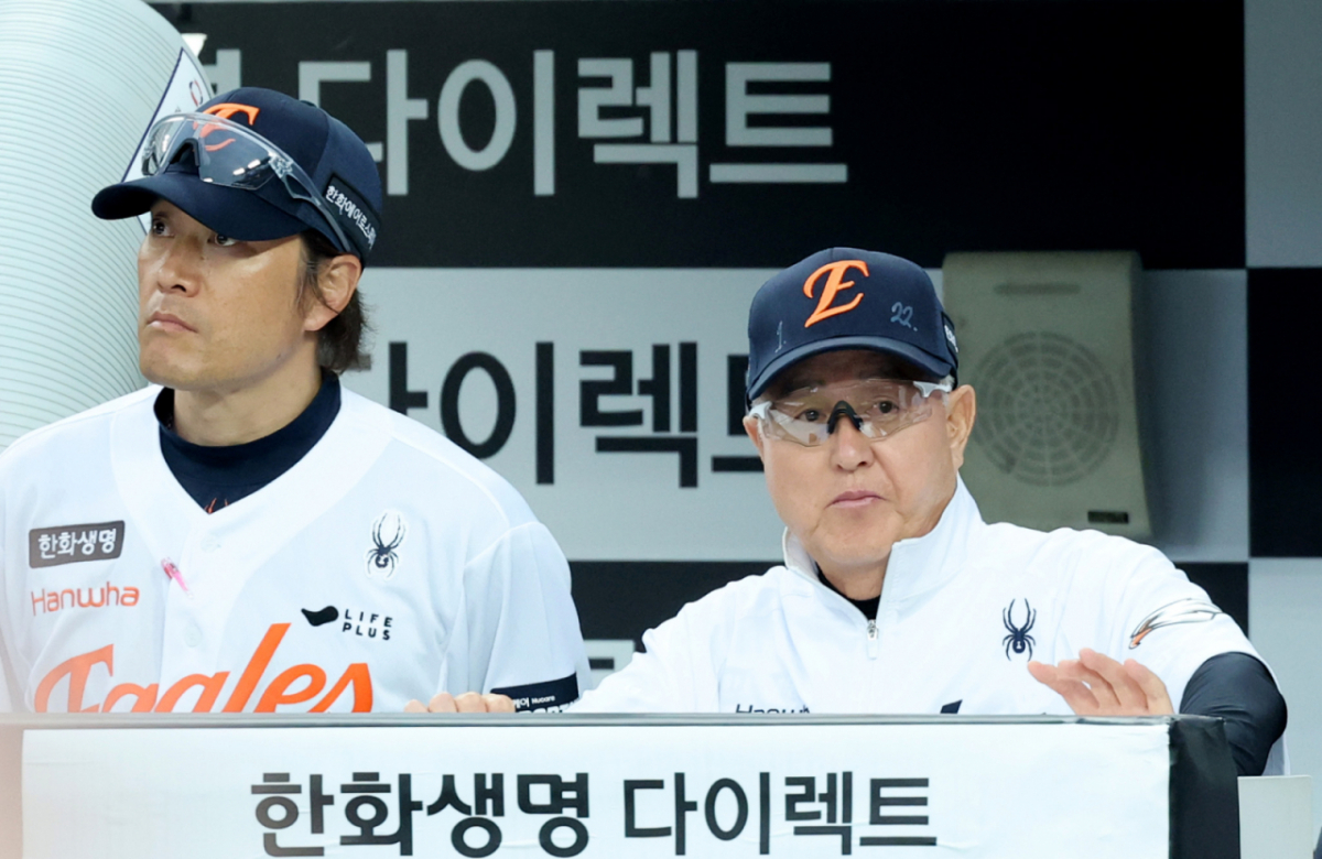 한화 이글스 김경문 감독(오른쪽)이 5월 19일 한화생명이글스파크에서 열린 롯데 자이언츠전에서 박승민 투수코치와 경기를 바라보고 있다. /사진=강영조 선임기자