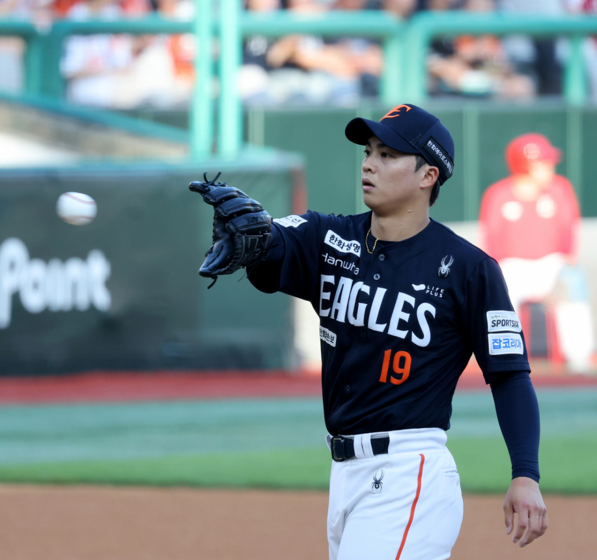 한화 이글스 투수 왕옌청이 6월 26일 인천 SSG랜더스필드에서 열린 SSG 랜더스와 원정경기에서 투구 후 포수에게 공을 넘겨받고 있다. /사진=강영조 선임기자