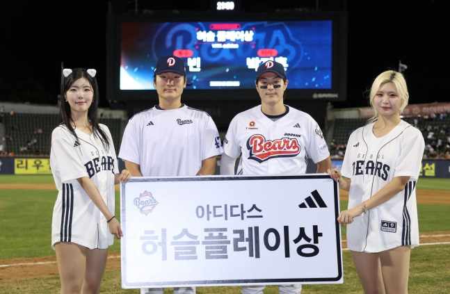 두산 베어스 곽빈(왼쪽에서 2번째)이 11일 서울시 송파구 잠실야구장에서 열린 한화 이글스와 2026 신한 SOL KBO리그 홈경기에 선발 등판해 6이닝 무실점 호투를 펼쳐 팀 승리를 이끌고 박지훈과 함께 허슬플레이상을 수상하고 있다. /사진=두산 베어스 제공