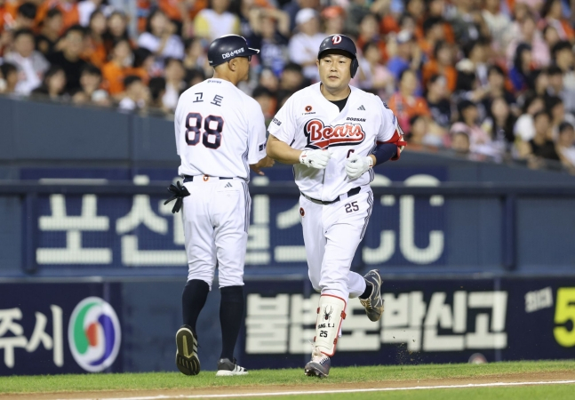 두산 베어스 양의지가 11일 서울시 송파구 잠실야구장에서 열린 한화 이글스와 2026 신한 SOL KBO리그 홈경기에서 6회말 솔로 홈런을 터뜨리고 있다. /사진=두산 베어스 제공