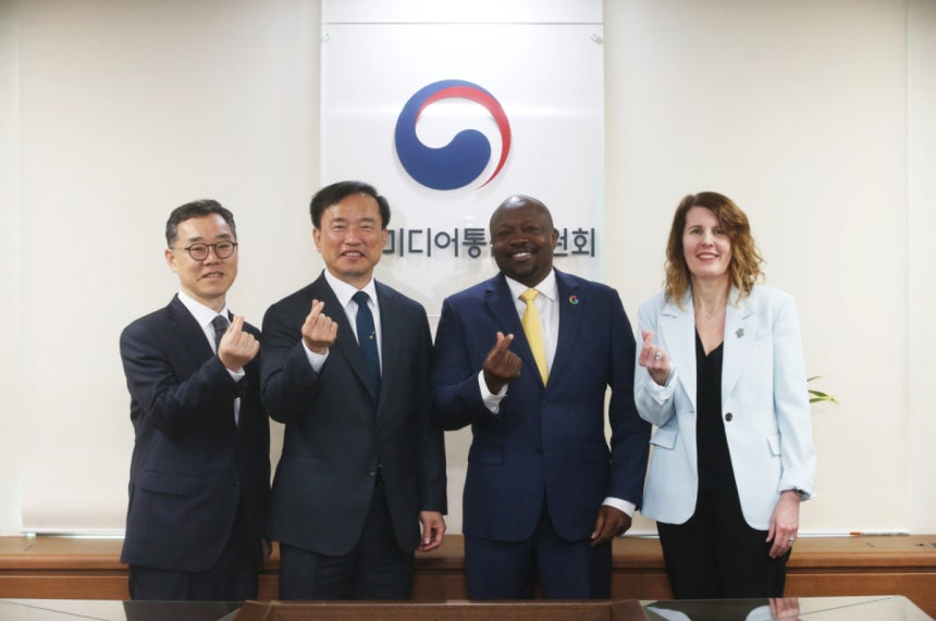 김종철 방송미디어통신위원회 위원장(왼쪽에서 두번째)이 정부과천청사에서 윌슨 화이트(Wilson White) 구글 글로벌 공공정책 총괄 부사장(오른쪽에서 두번째), 카라 베일리(Kara Bailey) 안드로이드 생태계 전략 담당 부사장(오른쪽에서 첫번째)과 면담후 기념촬영을 하고 있다./사진제공=방송미디어통신위원회