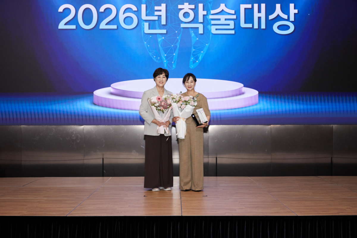 김지영 경남정보대 치위생과 교수(오른쪽)가 학술대상을 받고 기념촬영을 하고 있다./사진제공=경남정보대